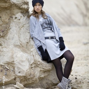 Fotografia mody, modelka opierająca się o skałę