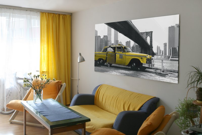 Fotoobraz żółtej starej taksówki pod mostem