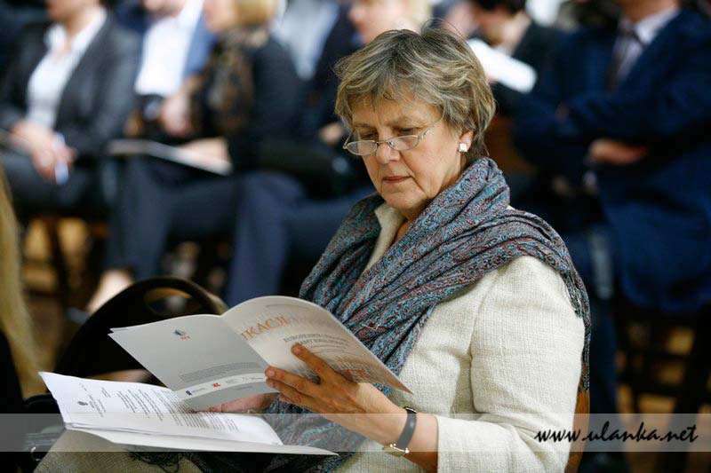 Fotografia reportażowa, kobieta czytająca plan wykładów
