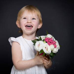 uśmiechnięta dziewczynka z kwiatami