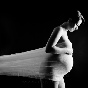 Artystyczne zdjęcie kobiety w ciąży