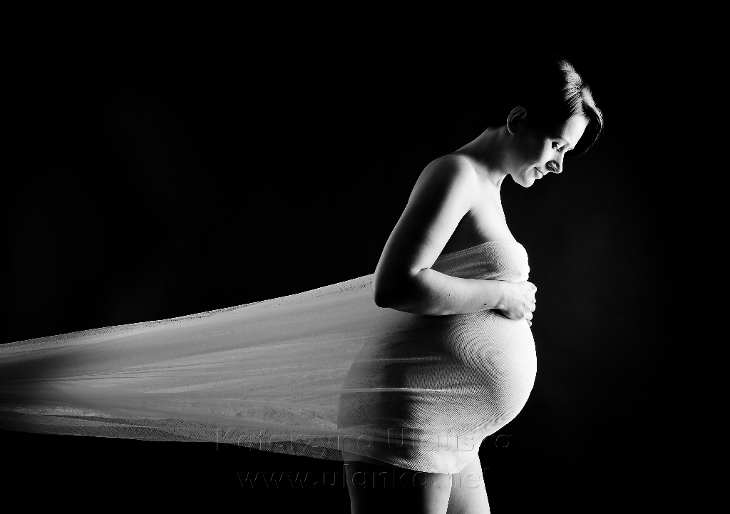 Artystyczne zdjęcie kobiety w ciąży