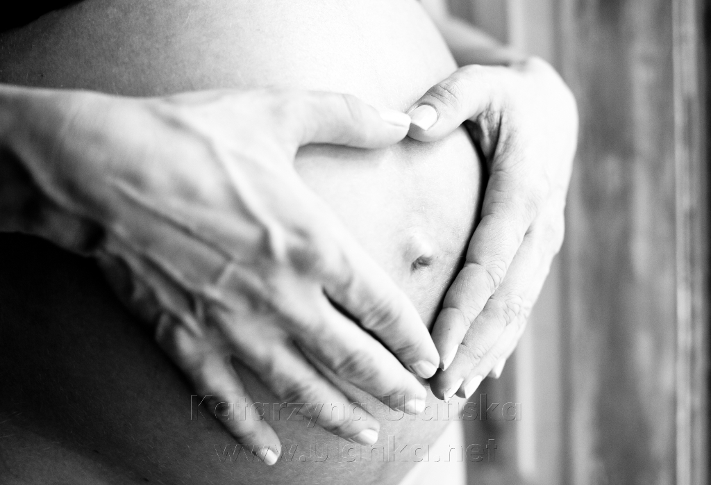 serce z dłoni na brzuchu kobiety w ciąży