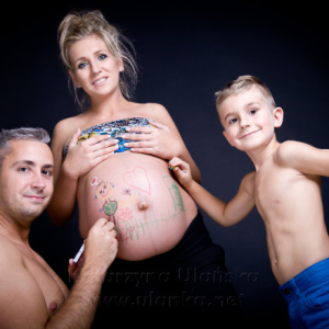 rodzina z mamą w ciąży
