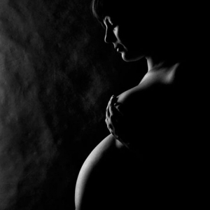 Fotografia ciążowa, naga kobieta w ciąży