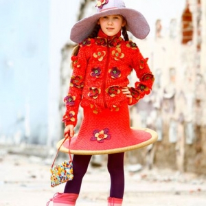 Fotografia dziewczynki w czerwonej sukni stylizowana na modelkę