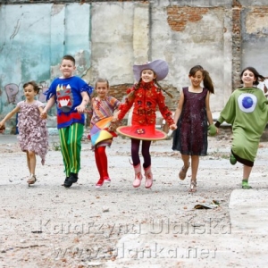 Kolorowe zdjęcie dzieci trzymających się za ręce