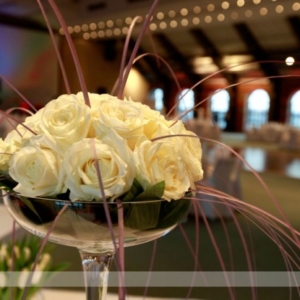 Fotografia eventowa, bukiet białych róż na sali bankietowej