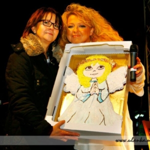 Fotografia eventowa, Magda Gessler trzymająca rękodzieło z aniołkiem