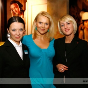 Fotografia eventowa, trzy piękne kobiety pozujące do zdjęcia podczas eventu