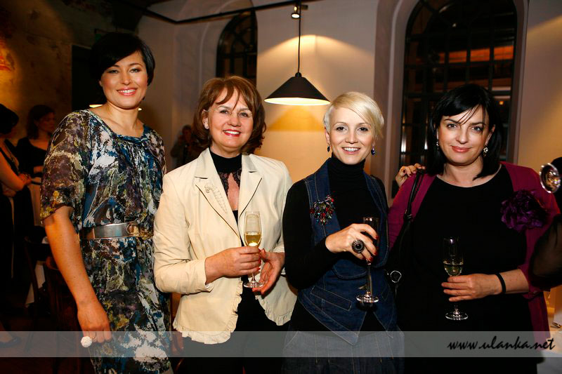 Fotografia eventowa, cztery kobiety pozujące do zdjęcia podczas eventu