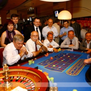Fotografia eventowa, bankiet w kasynie przy stole z ruletką