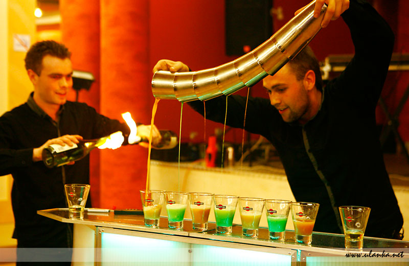 Fotografia eventowa. barman nalewający drinki na imrezie