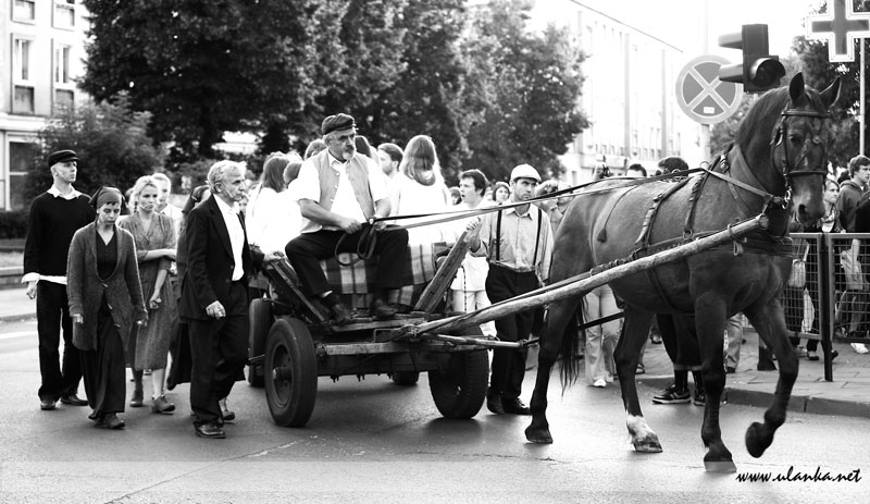 Fotografia eventowa, czarno białe zdjęcie, ludzie jadący furmanką