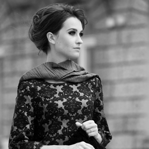 Fotografia mody, czarno białe zdjęcie pięknej modelki w czarnej koronkowej sukience