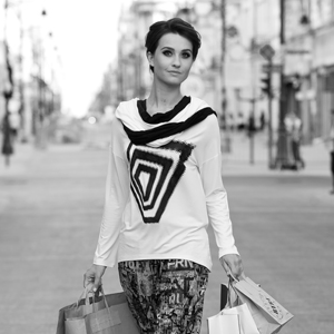 Fotografia mody, czarno białe zdjęcie pięknej modelki idącej z zakupami