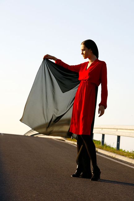 Fotografia mody, modelka na ulicy w czerwonej sukni