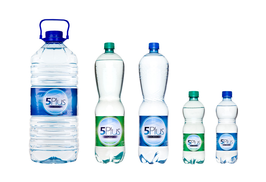 Packshot fotografia produktu 5 butelek wody 5 Plus różnej wielkości
