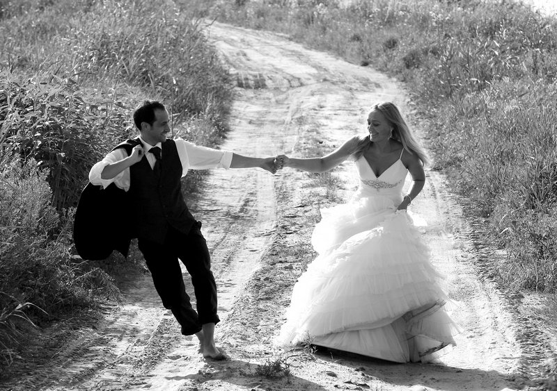 Fotografia ślubna - sesja plenerowa na drodze pośród łąk