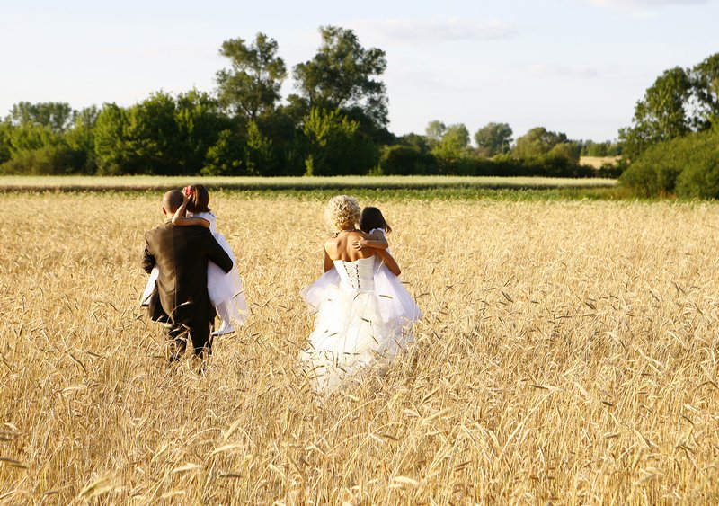 Fotografia ślubna - sesja plenerowa na łące wśród zbóż