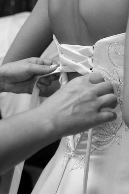 Fotografia ślubna - Przygotowania do ślubu, wiązanie sukni ślubnej
