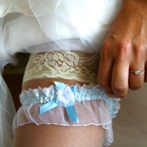 Fotografia ślubna - przygotowania, podwiązka na nodze panny młodej