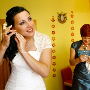 Fotografia ślubna - Przygotowania do ślubu, panna młoda zakładająca kolczyki