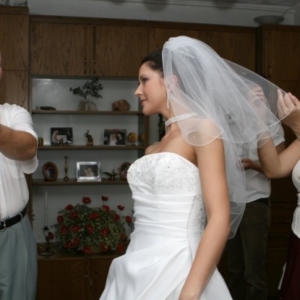 Fotografia ślubna - Przygotowania do ślubu, panna młoda z rodzicami przegląda się w lusterku