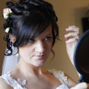 Fotografia ślubna - Przygotowania do ślubu, panna młoda poprawiająca fryzurę