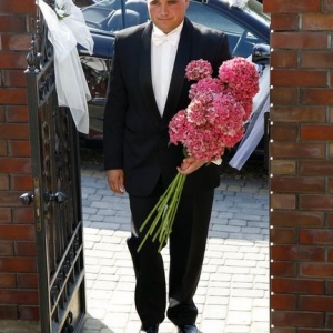 Fotografia ślubna - Przygotowania do ślubu, pan młody z kwiatami
