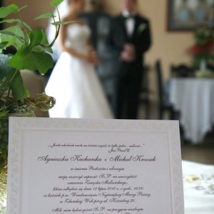 Fotografia ślubna - Przygotowania do ślubu, zaproszenie ślubne na stole