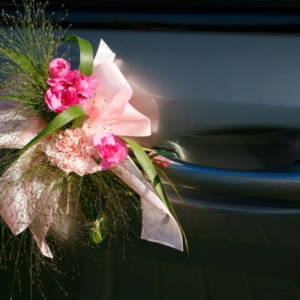 Fotografia ślubna - Przygotowania do ślubu, bukiet kwiatów przy klamce samochodu