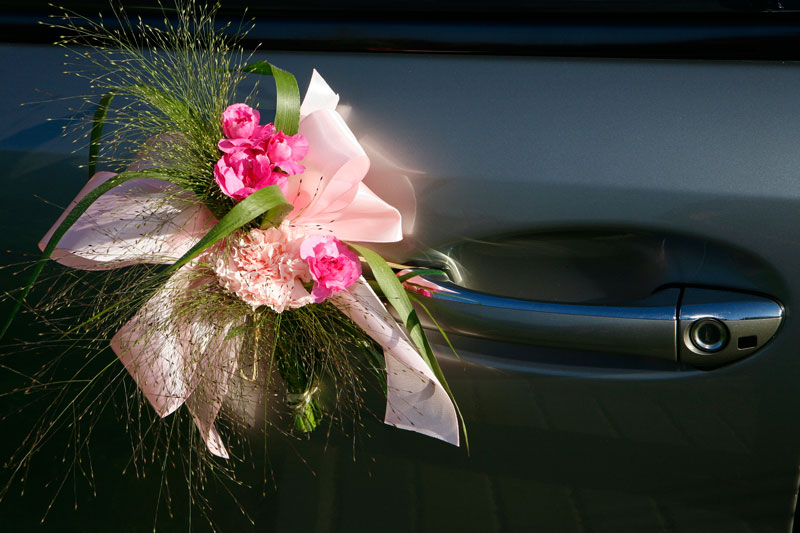 Fotografia ślubna - Przygotowania do ślubu, bukiet kwiatów przy klamce samochodu