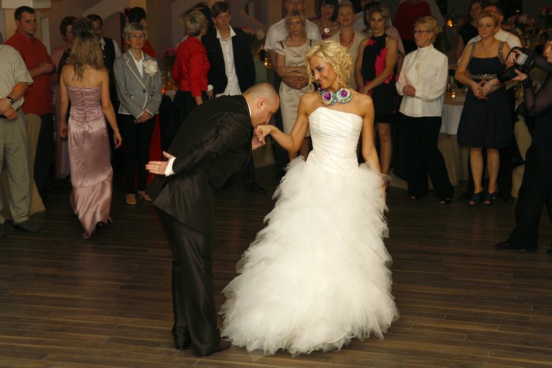Fotografia ślubna - wesele, taniec z panną młodą