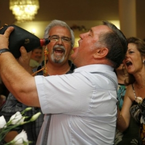 Ślub na wesoło, mężczyźni pojący alkohol