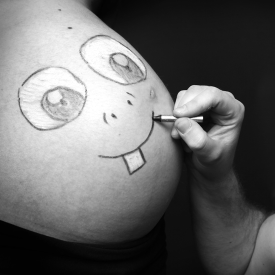 Zdjęcie ciążowe z pomalowanym brzuszkiem