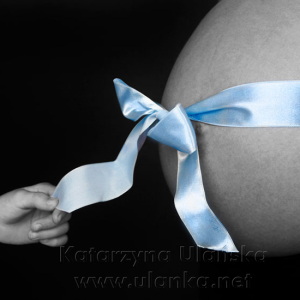 Zdjęcie ciążowe z brzuszkiem zawiązanym kokardką