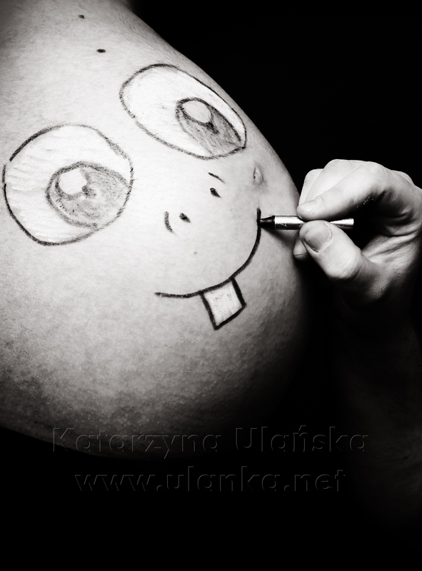 zdjęcia ciążowe, śmieszny rysunek na brzuchu przyszłej mamy