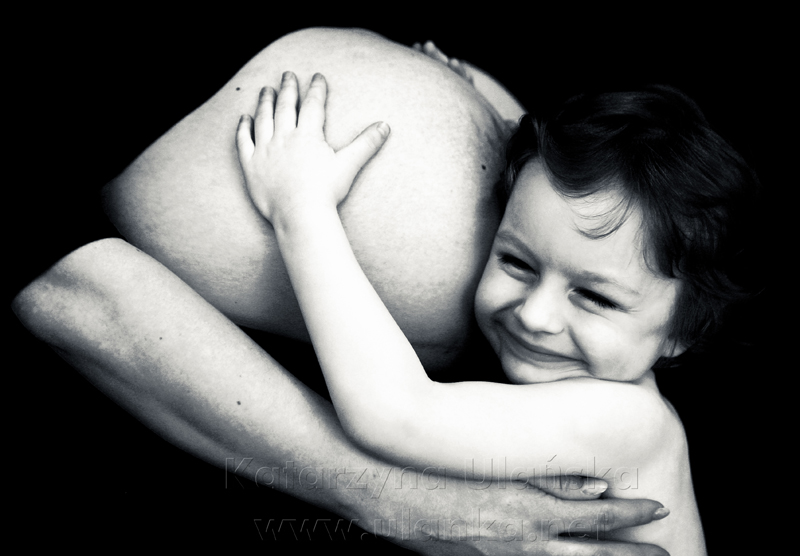 zdjęcia ciążowe, dziecko obejmujące brzuszek mamy