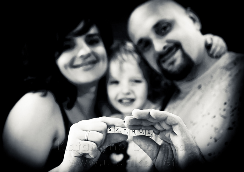 zdjęcia ciążowe, rodzice trzymający klocki scrable z imieniem swojego nienarodzonego jeszcze syna