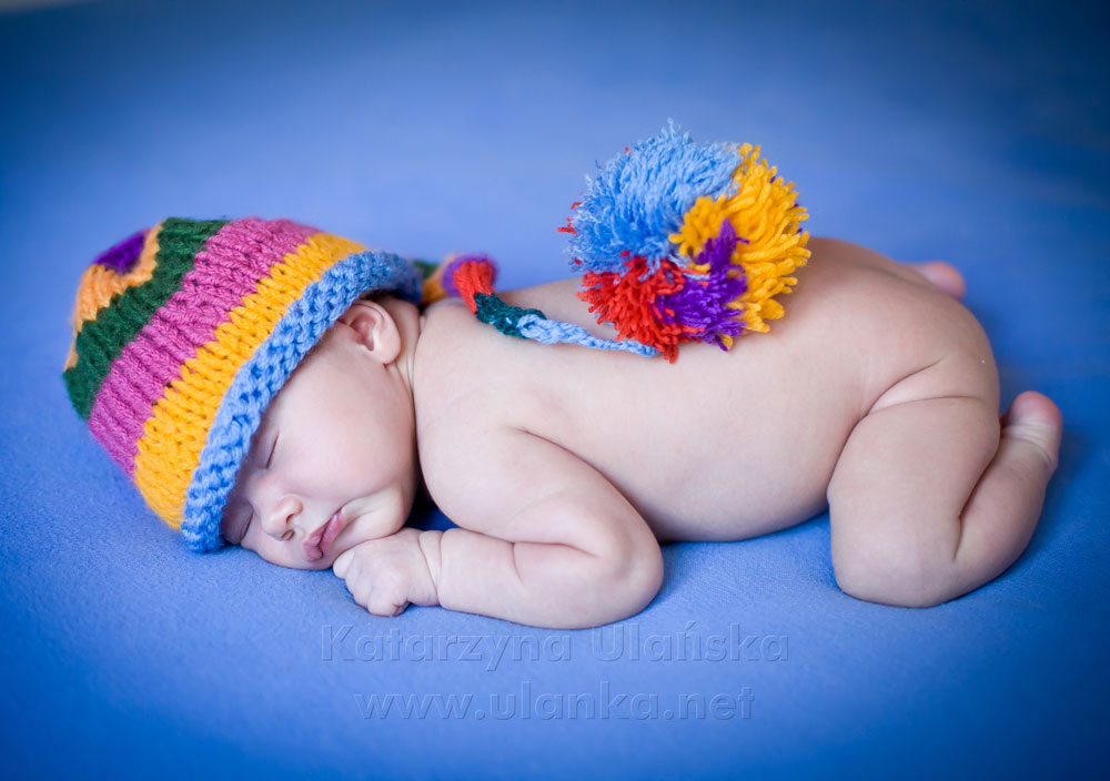 Fotografia noworodkowa - niemowlak w kolorowej czapce