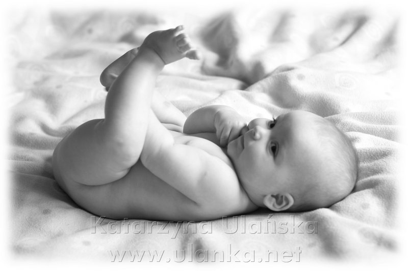 Czarno białe zdjęcie noworodka