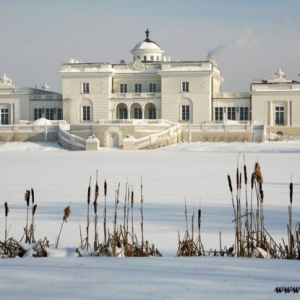 Fotografia architektury i wnętrz, widok na pałac zimą