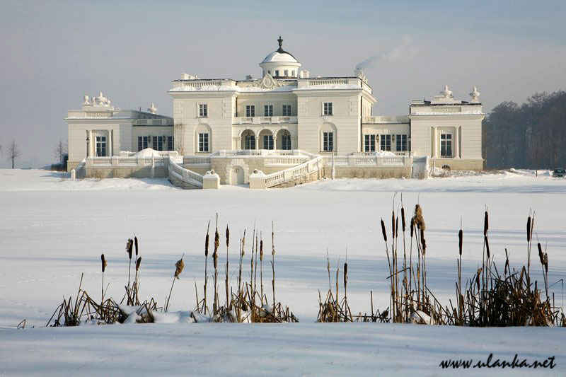 Fotografia architektury i wnętrz, widok na pałac zimą