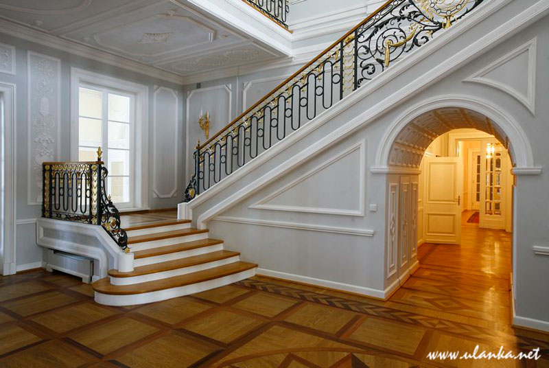 Fotografia architektury i wnętrz. schody w pałacu