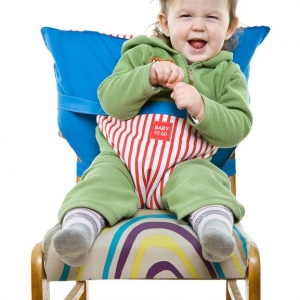 packshot - fotografia produktu, dziecko siedzące na foteliku