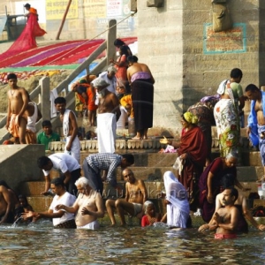 Fotografia z podróży myjących się ludzi w rzece