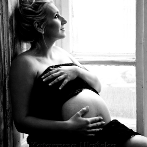 kobieta w ciąży siedząca przy oknie