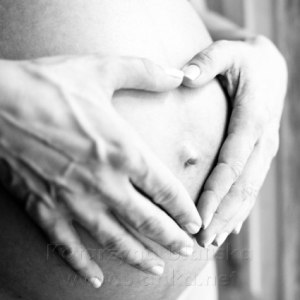 serce z dłoni na brzuchu kobiety w ciąży