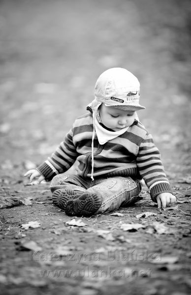 Małe dziecko bawiące się na ziemi